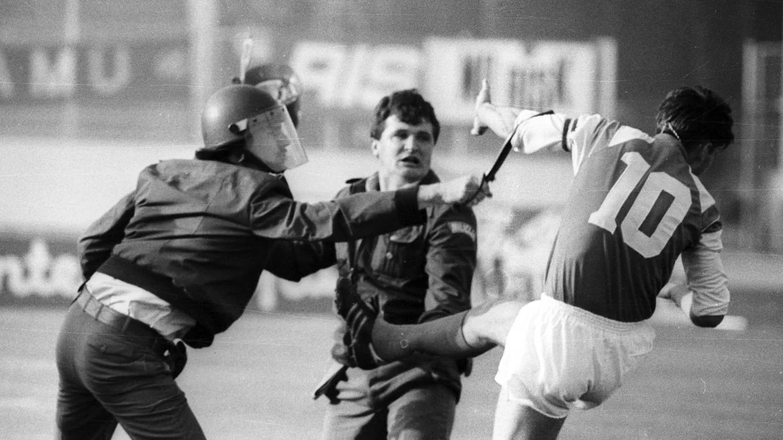 El jugador croata Boban dando una patada a un policía durante el partido Dinamo de Zagreb - Estrella Roja de Belgrado.