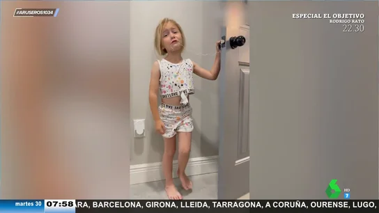 La reacción "a lo Ben Aflleck" de una madre cuando su hija no se atreve a arrancarse el diente cerrando la puerta La reacción "a lo Ben Aflleck" de una madre cuando su hija no se atreve a arrancarse el diente cerrando la puerta