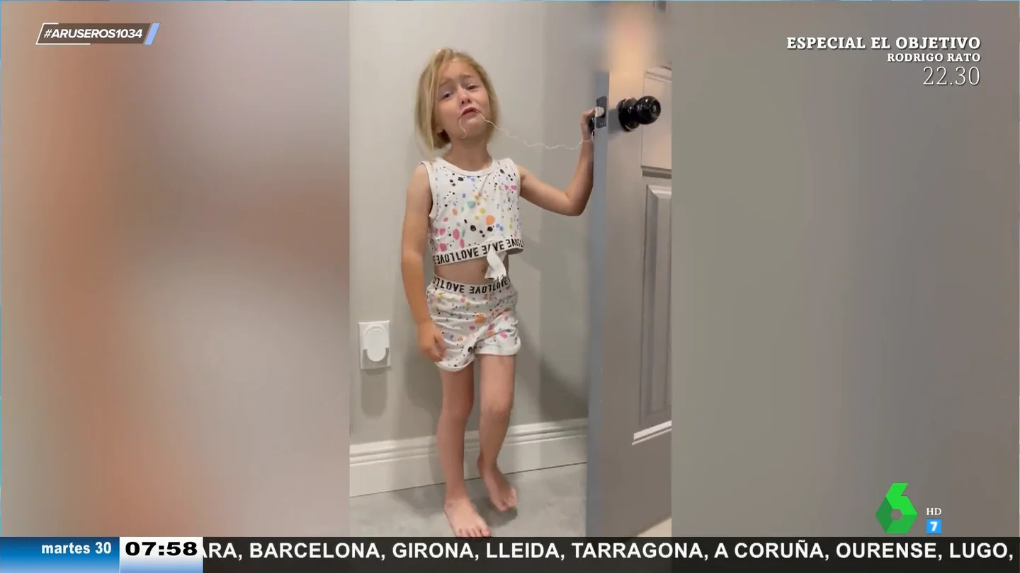 La reacción "a lo Ben Aflleck" de una madre cuando su hija no se atreve a arrancarse el diente cerrando la puerta La reacción "a lo Ben Aflleck" de una madre cuando su hija no se atreve a arrancarse el diente cerrando la puerta