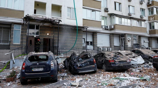 Coches dañados durante un ataque masivo de aviones no tripulados rusos en Kyiv Coches dañados durante un ataque masivo de aviones no tripulados rusos en Kyiv