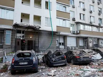 Coches dañados durante un ataque masivo de aviones no tripulados rusos en Kyiv