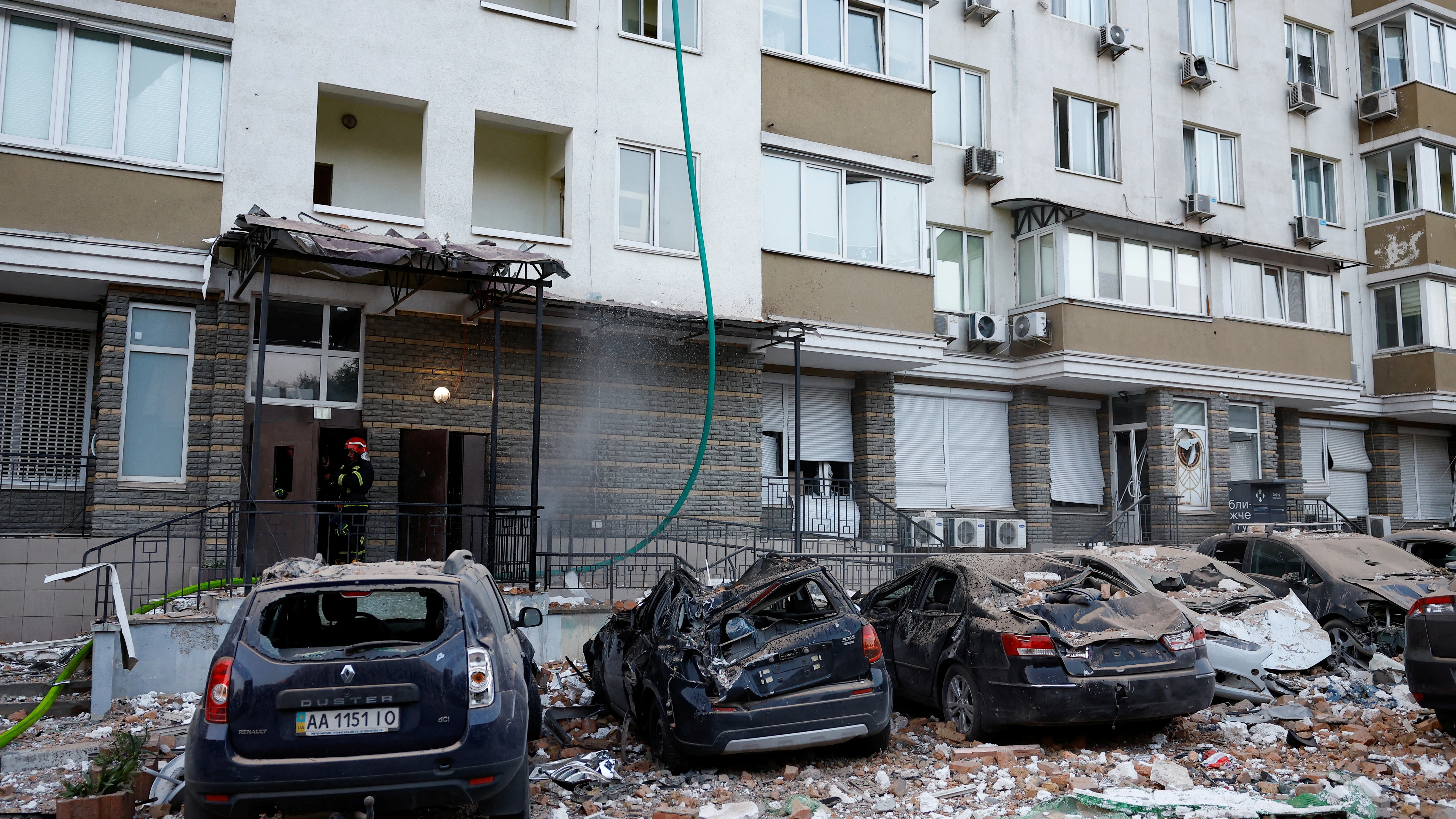 Coches dañados durante un ataque masivo de aviones no tripulados rusos en Kyiv