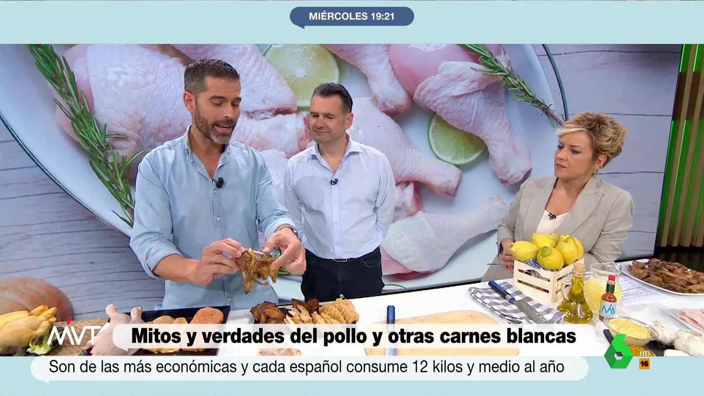 ¿Se puede comer la piel del pollo? Pablo Ojeda explica si es saludable y cuántas calorías tiene Pablo Ojeda desmonta en este vídeo algunos mitos sobre el pollo, como el de las hormonas de crecimiento, y despeja dudas sobre si es bueno comerse la piel o hamburguesas de este tipo de carne que, recuerda, "es la primera que se le da a los niños".