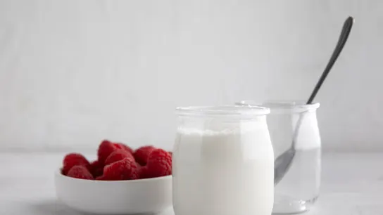 Dos botes de yogur Dos botes de yogur