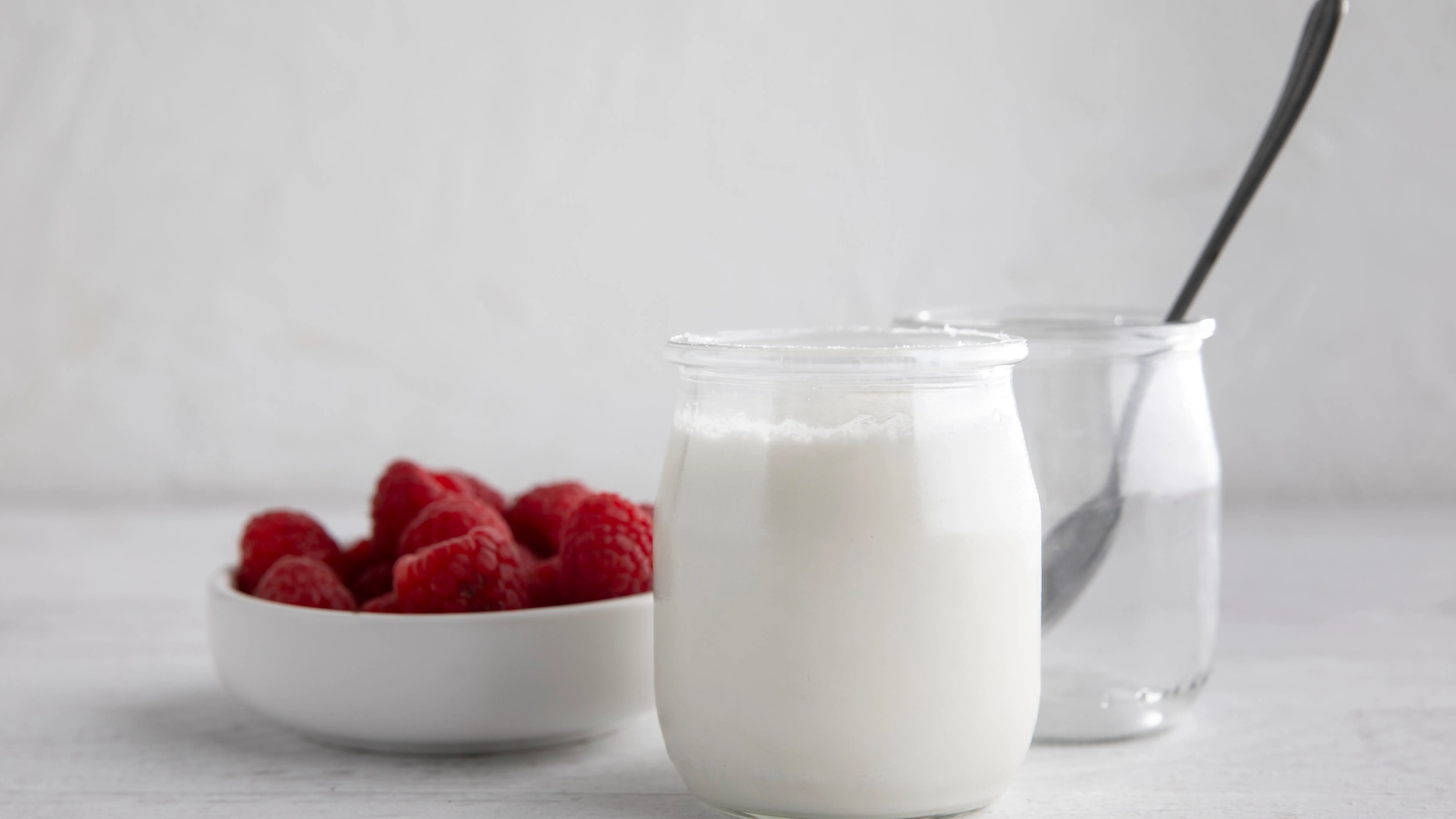 Dos botes de yogur 