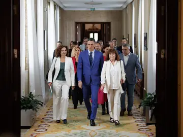 María Jesús Montero; Pedro Sánchez y Cristina Narbona a su llegada a la reunión con los diputados y senadores socialistas, en el Congreso de los Diputados.