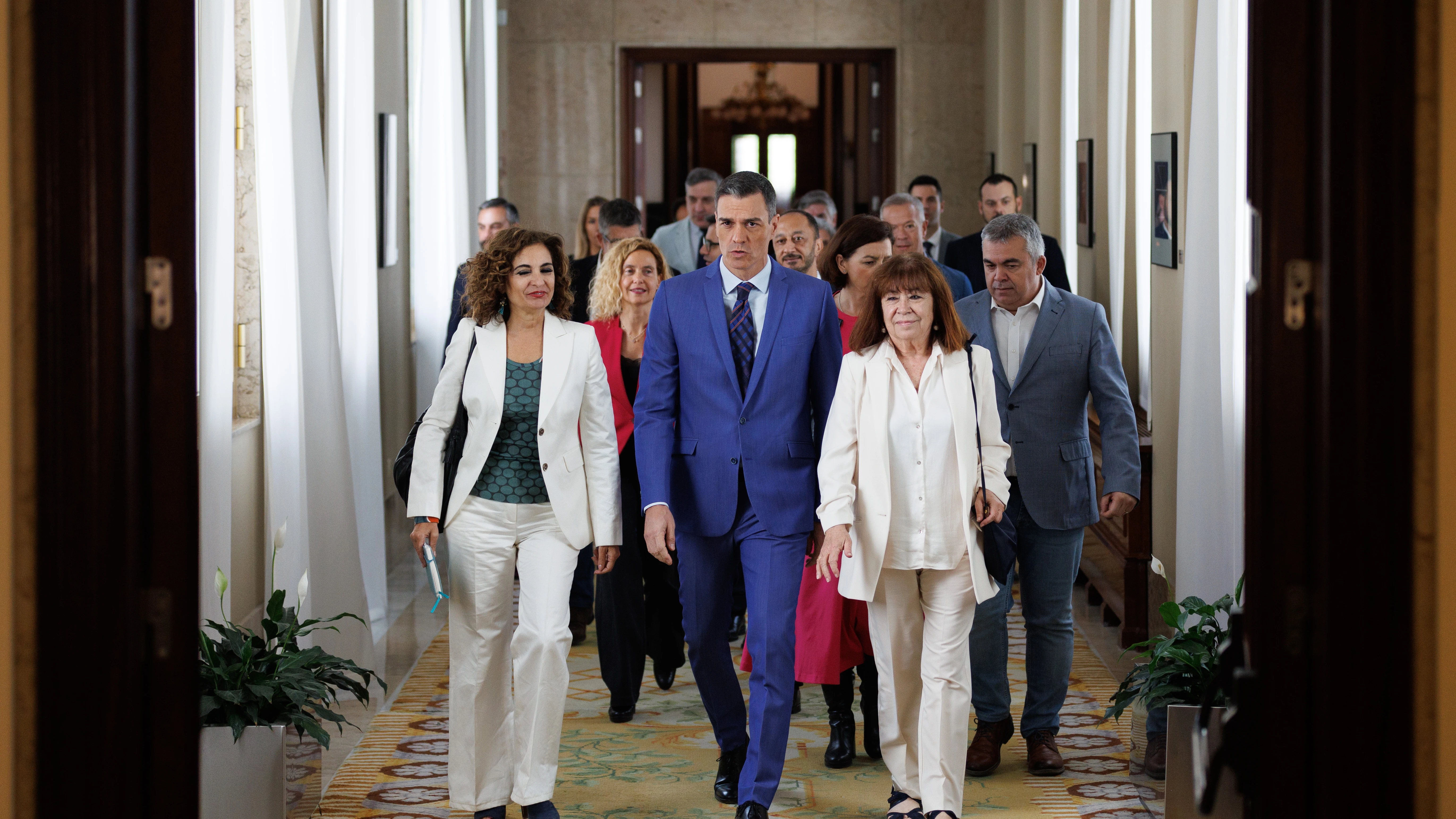 María Jesús Montero; Pedro Sánchez y Cristina Narbona a su llegada a la reunión con los diputados y senadores socialistas, en el Congreso de los Diputados.