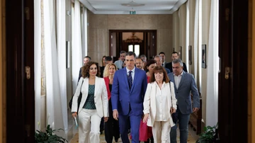María Jesús Montero; Pedro Sánchez y Cristina Narbona a su llegada a la reunión con los diputados y senadores socialistas, en el Congreso de los Diputados.