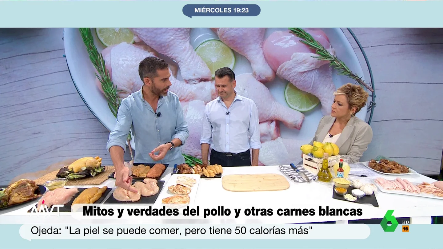 Pablo Ojeda explica por qué no hay que lavar nunca el pollo El nutricionista Pablo Ojeda explica en este vídeo de Más Vale Tarde cuál es el punto de cocción más recomendable para el pollo y desvela un truco muy sencillo para conservarlo porque, apunta, "es la carne que menos aguanta en la nevera".
