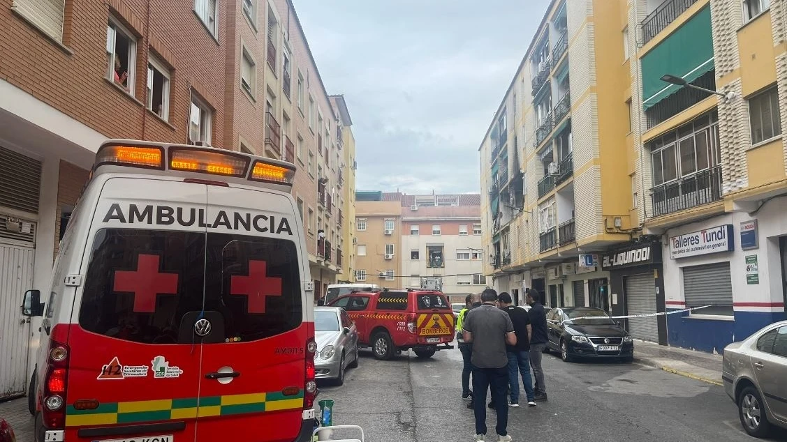 Una ambulancia de Cruz Roja desplazada hasta el lugar del incendio tras una explosión en un bloque de viviendas de Badajoz