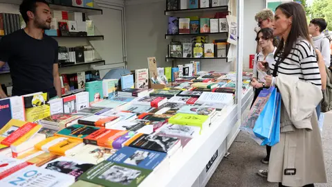 La reina Letizia visita por sorpresa la Feria del Libro de Madrid La reina Letizia visita por sorpresa la Feria del Libro de Madrid