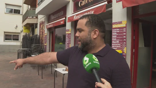 El camarero que presenció el atropello del quad contra una terraza: "Si ese banco no llega a estar ahí se lleva a toda la gente" El camarero que presenció el atropello del quad contra una terraza: "Si ese banco no llega a estar ahí se lleva a toda la gente"