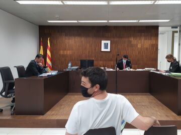 El 'estafador del amor', Albert Cavallé, durante un juicio.