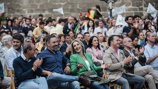 El líder de Vox, Santiago Abascal, el vicepresidente de Acción Política de Vox, Jorge Buxadé, y algunos líderes de la formación de extrema drecha. El líder de Vox, Santiago Abascal, el vicepresidente de Acción Política de Vox, Jorge Buxadé, y algunos líderes de la formación de extrema drecha.