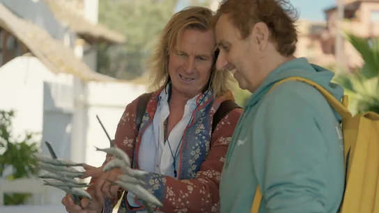 Pocholo enseña a preparar espetos a Albert Espinosa como los hacía de niño: "Me llevaba propinitas" Pocholo enseña a preparar espetos a Albert Espinosa como los hacía de niño: "Me llevaba propinitas"