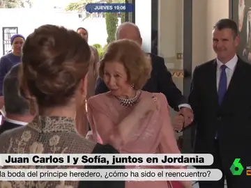 Iñaki López le &#39;lee los labios&#39; a la reina Sofía tras adelantarse al rey Juan Carlos: &quot;Este de atrás no lleva entrada&quot;