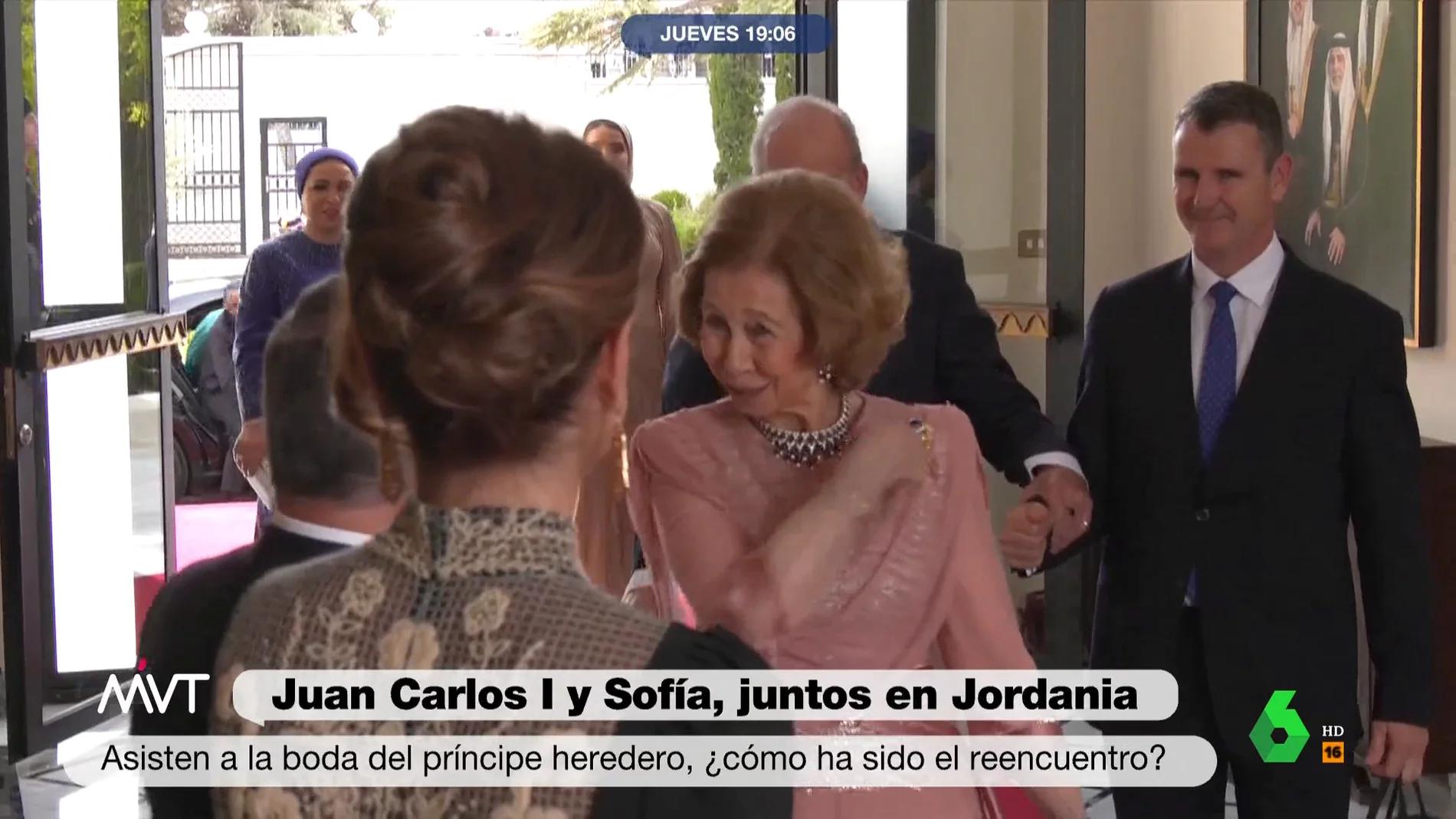 Iñaki López le 'lee los labios' a la reina Sofía tras adelantarse al rey Juan Carlos: "Este de atrás no lleva entrada"