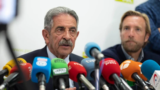 Miguel Ángel Revilla, cabreado en rueda de prensa: "Echad a ese señor, que coja la puerta y se vaya" Miguel Ángel Revilla, cabreado en rueda de prensa: "Echad a ese señor, que coja la puerta y se vaya"