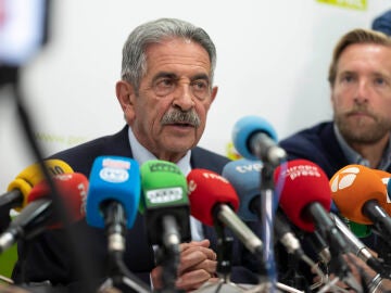 Miguel Ángel Revilla, cabreado en rueda de prensa: "Echad a ese señor, que coja la puerta y se vaya"