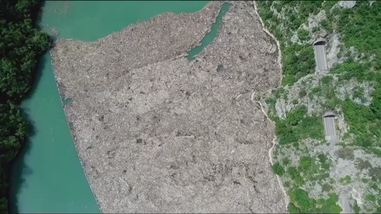 La imagen de la contaminación: ingentes cantidades de basura flotan en el río Drina La imagen de la contaminación: ingentes cantidades de basura flotan en el río Drina