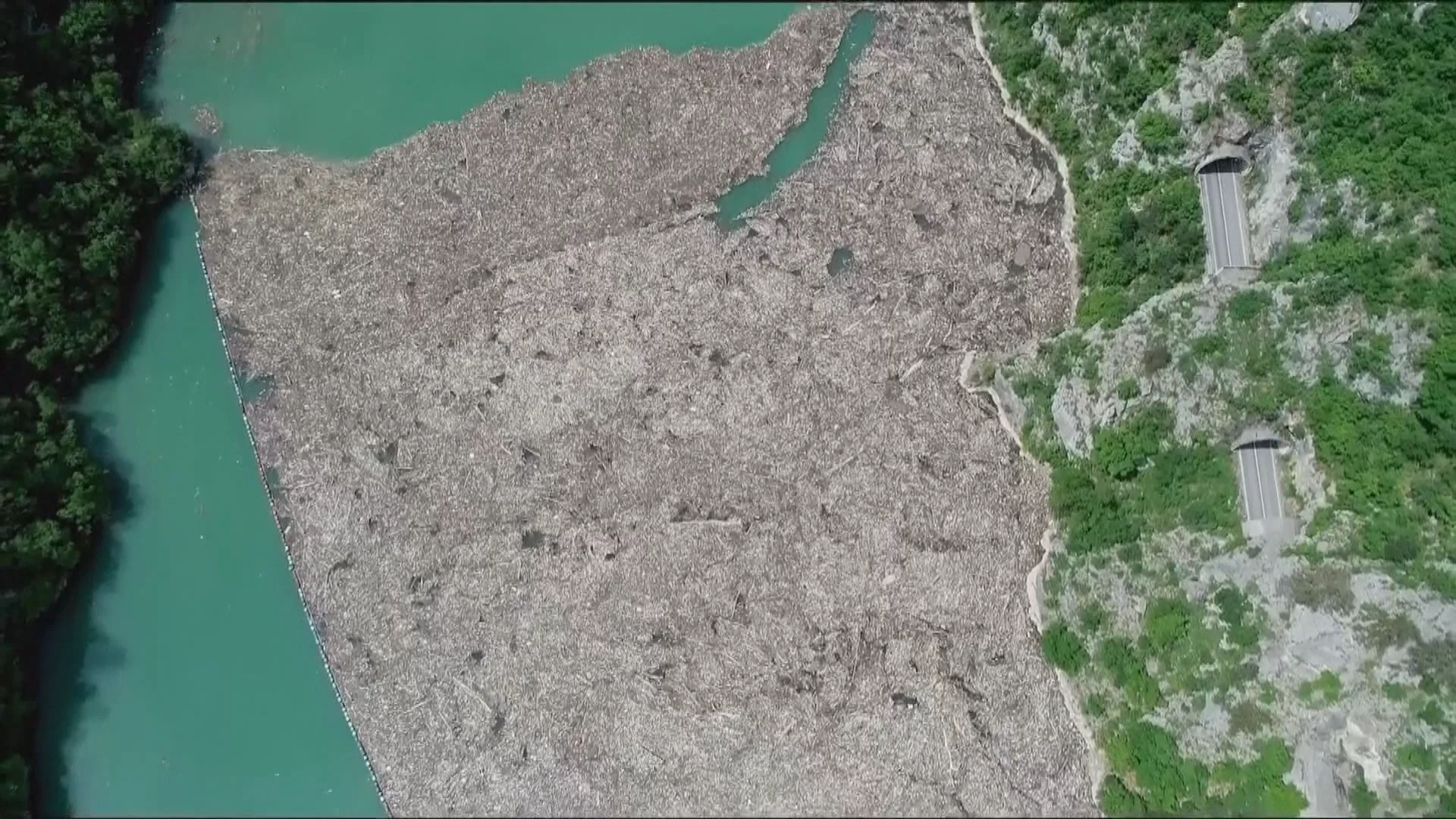 La imagen de la contaminación: ingentes cantidades de basura flotan en el río Drina