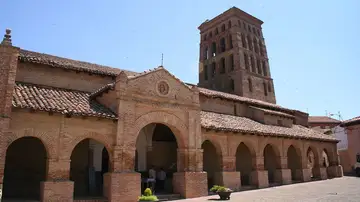 Iglesia de San Lorenzo de Sahagún: ¿cuál es su historia y en qué siglo se erigió?