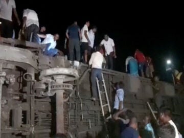 At least 70 dead and 350 injured in a collision between two trains in eastern India