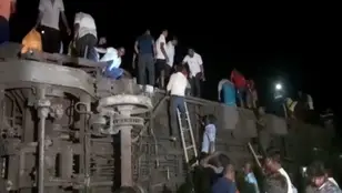 Personas intentan escapar de los vagones tras el choque mortal entre dos trenes en la India