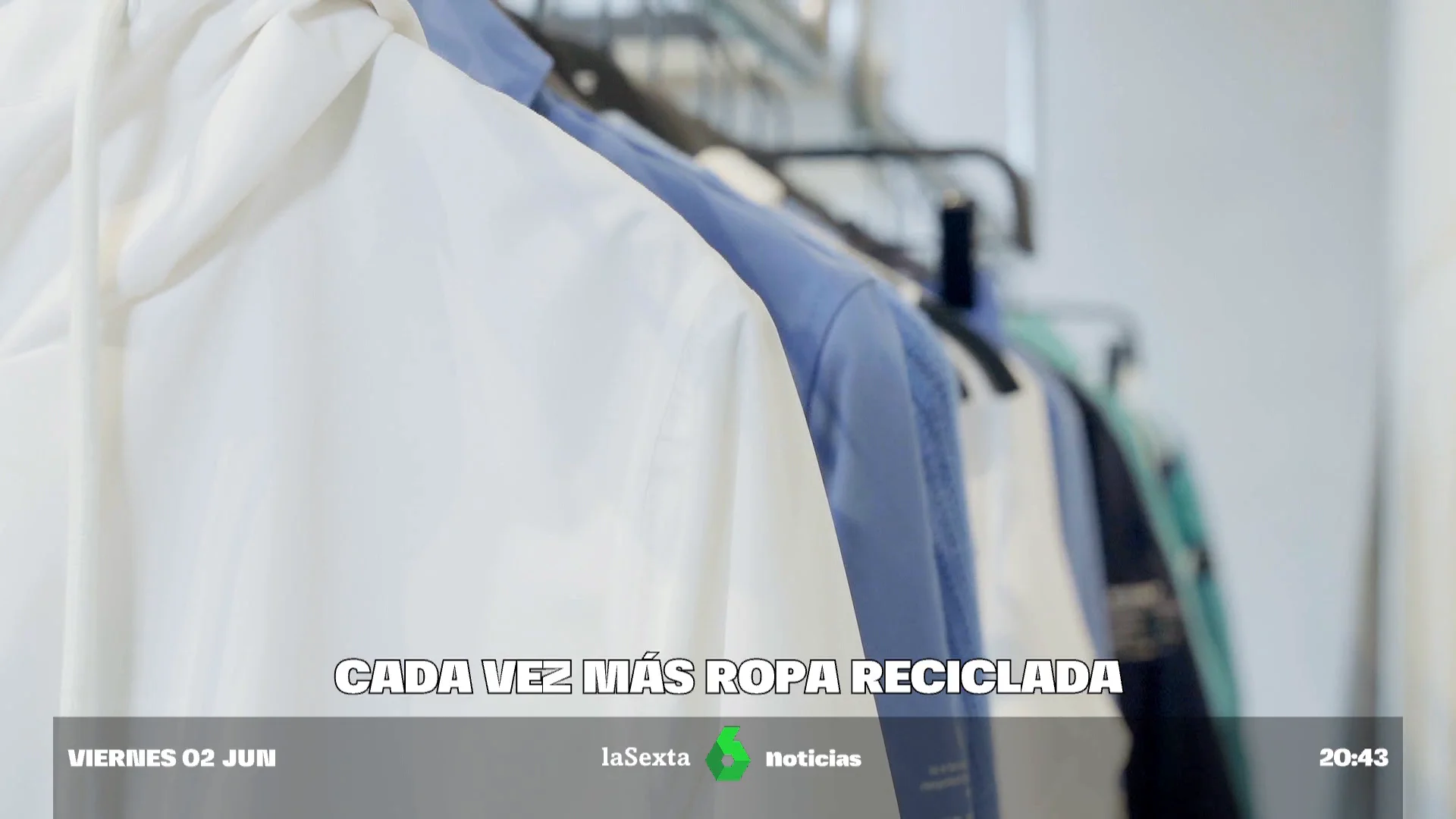 De una botella a un abrigo, así convierten en ropa los envases que separamos en casa