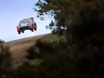 El abandono de Sébastien Ogier pone en bandeja el triunfo de Neuville El abandono de Sébastien Ogier pone en bandeja el triunfo de Neuville