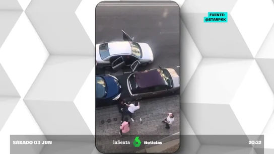 Los dueños de un bazar, a golpes y paraguazos en plena calle con unos presuntos ladrones Los dueños de un bazar, a golpes y paraguazos en plena calle con unos presuntos ladrones