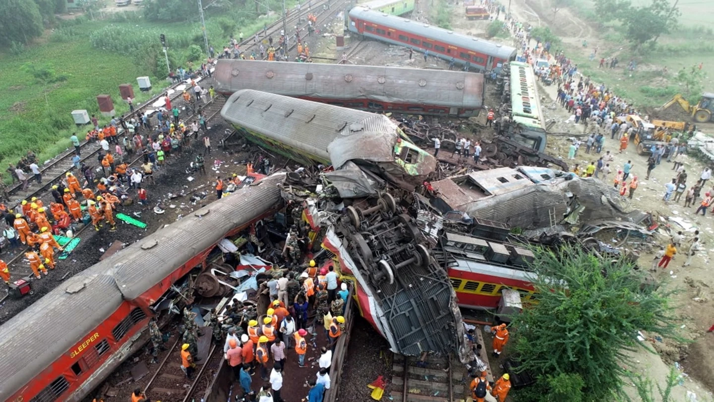 Tragedia por el choque entre dos trenes en el este de la India Tragedia por el choque entre dos trenes en el este de la India
