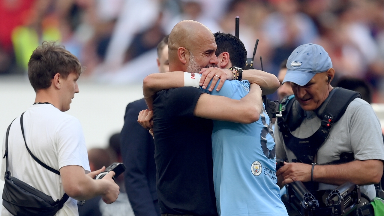 Pep Guardiolas Tränen, nachdem er den FA Cup gegen Manchester United gewonnen und das Triple gestreichelt hatte Pep Guardiolas Tränen, nachdem er den FA Cup gegen Manchester United gewonnen und das Triple gestreichelt hatte