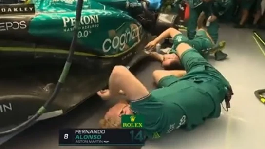 Los mecánicos de Aston Martin trabajan en el coche de Fernando Alonso Los mecánicos de Aston Martin trabajan en el coche de Fernando Alonso
