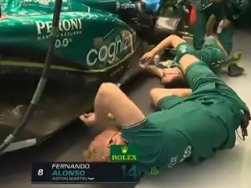 Los mecánicos de Aston Martin trabajan en el coche de Fernando Alonso