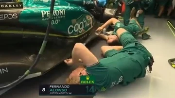 Los mecánicos de Aston Martin trabajan en el coche de Fernando Alonso