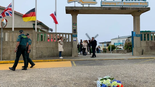 Luto en Oia tras el asesinato a tiros de una mujer por su expareja, un guardia civil que se suicidó Luto en Oia tras el asesinato a tiros de una mujer por su expareja, un guardia civil que se suicidó