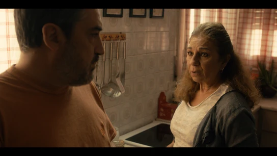 Lolita interpreta a Esperanza, resignada con su vida y con su matrimonio con Juan. Lolita interpreta a Esperanza, resignada con su vida y con su matrimonio con Juan.