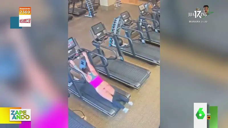 El cómico viral de una mujer que acaba sin pantalones al caerse en una máquina del gimnasio