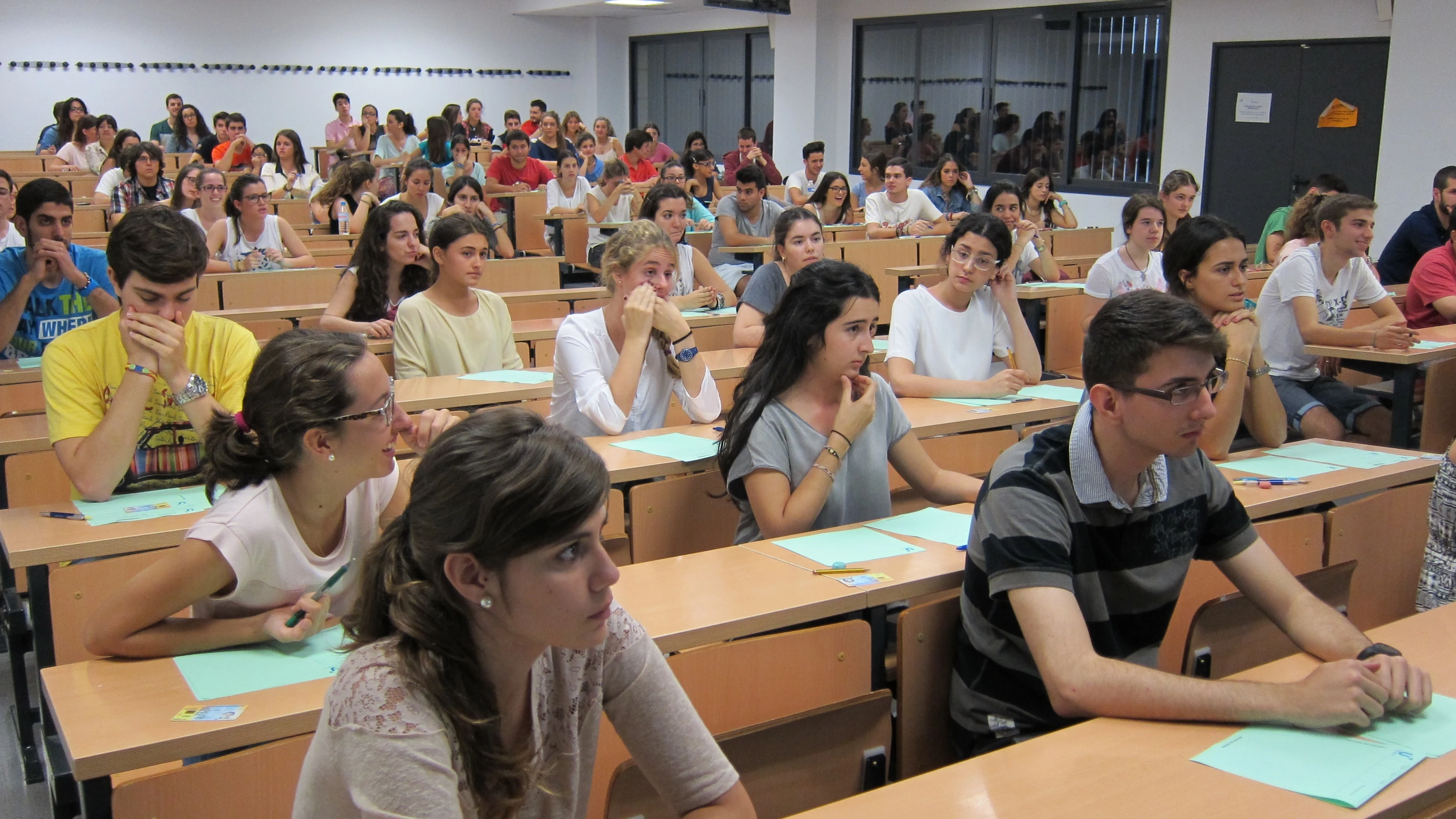 Estudiantes haciendo la EBAU