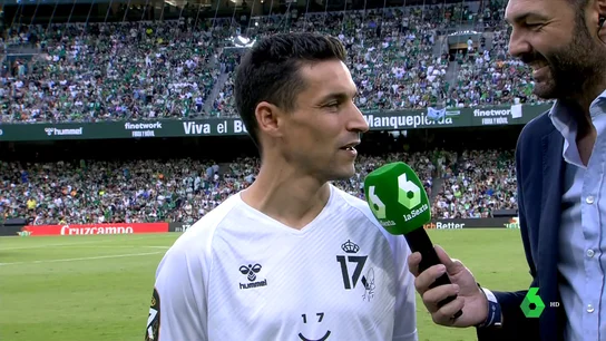 El emotivo mensaje del capitán del eterno rival Jesús Navas a Joaquín "Joaquín es una grandísima persona y estar a su lado es algo muy bonito", afirma Jesús Navas, capitán del Sevilla, que aunque no ha podido jugar en el partido homenaje al 17, le acompaña en este día. Su bonito mensaje, en este vídeo.