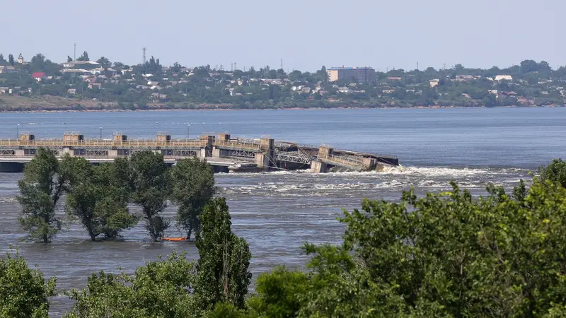 La presa de Nova Kajovka, en Jersón, destruida