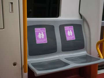 Nuevas pegatinas moradas en el Metro de Madrid