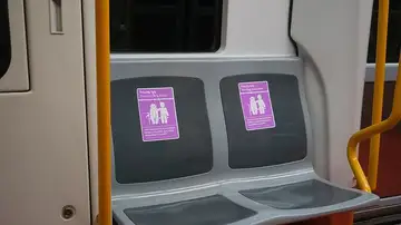 Nuevas pegatinas moradas en el Metro de Madrid