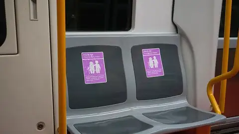 Nuevas pegatinas moradas en el Metro de Madrid Nuevas pegatinas moradas en el Metro de Madrid