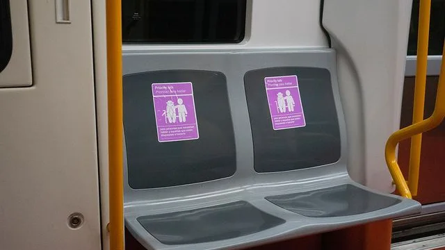 Nuevas pegatinas moradas en el Metro de Madrid Nuevas pegatinas moradas en el Metro de Madrid