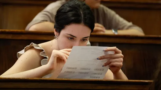 El Gobierno de Aznar 'se cuela' en el examen de Historia de Selectividad en Madrid y desata la polémica en redes El Gobierno de Aznar 'se cuela' en el examen de Historia de Selectividad en Madrid y desata la polémica en redes