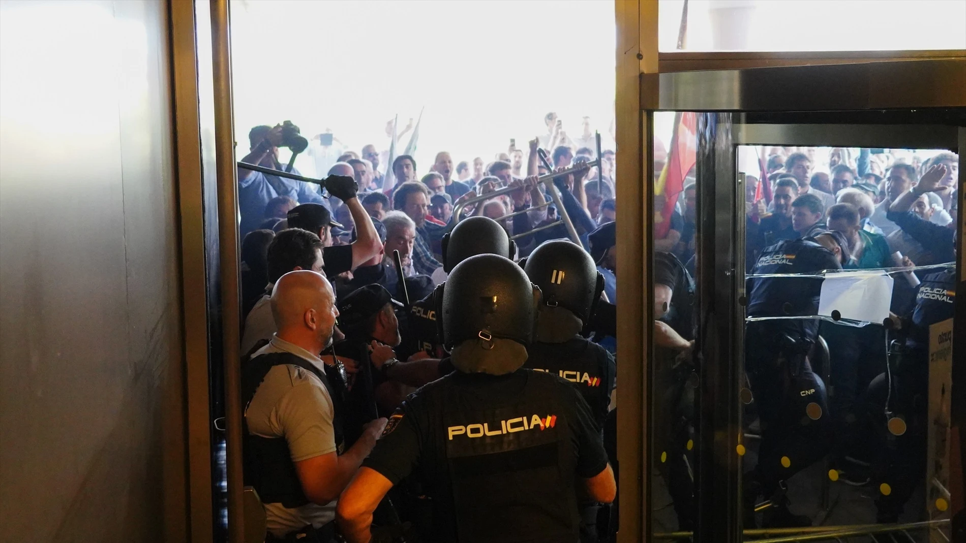 Decenas de manifestantes intentan entrar a la fuerza en la Delegación Territorial de la Junta de Castilla y León en Salamanca.