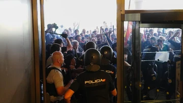 Decenas de manifestantes intentan entrar a la fuerza en la Delegación Territorial de la Junta de Castilla y León en Salamanca.