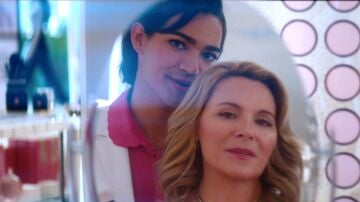 Marco Mejía (Miss Benny) fulfills his dream in 'Glamourous' by starting to work in the company of his beloved Madolyn Addison (Kim Cattrall).